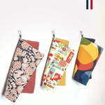 Vue d'ensemble de 3 essuie-tout en tissu, ils sont réutilisables, lavable et fabriqués en France. Trois couleurs disponibles rose, jaune ou bleu. Le drapeau français apparait en haut à droite de la photo.
