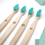 4 brosses à dents en bois de hêtre, souple et de couleur turquoise gravées pour les différentier !