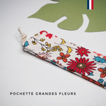 Pochette pour brosse à dents motifs floraux. La dominante est le blanc les fleurs sont colorées de rouge, orange , jaune et bleu. le drapeau français apparait en haut  à droite de la photo.