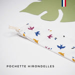 Pochette de transport pour brosse à dents écologique en bois. Des motifs hirondelles bleu, rouge et jaune apparaissent, la pochette est en tissus blanc.